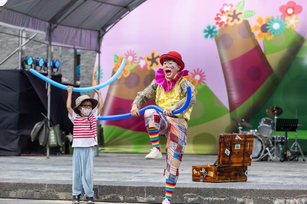 "Eye Catching Circus" brings wonderful performances