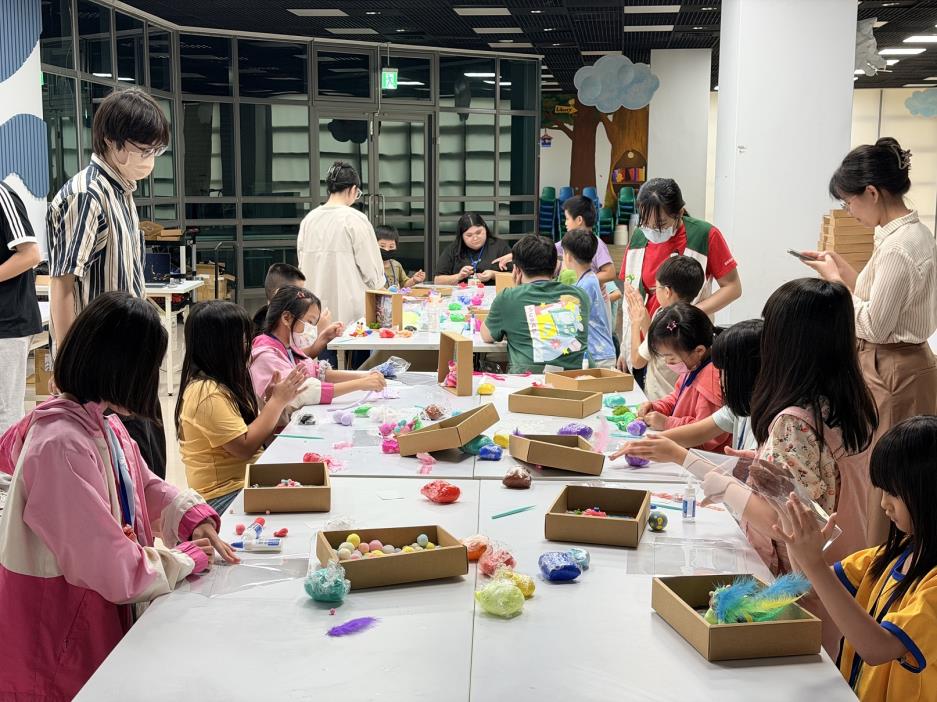 孩童親手捏塑未來生物黏土公仔
