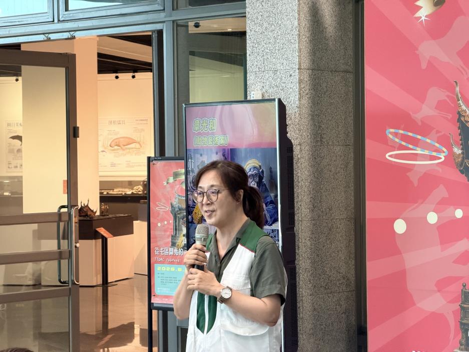 南台中家扶中心督導劉英宏感謝企業贊助學童體驗藝術創作