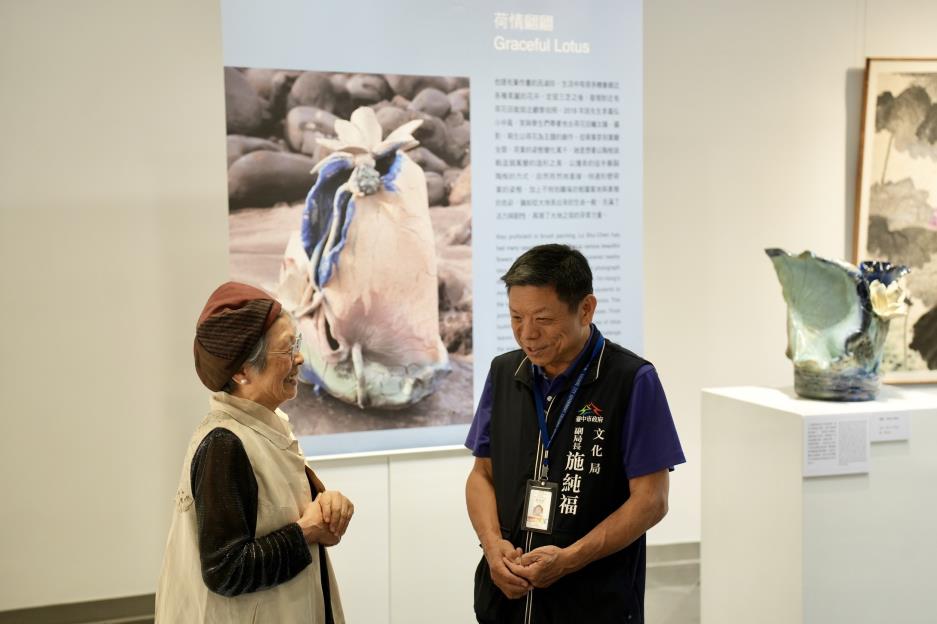 Deputy Director Shih Chun-Fu of the Cultural Affairs Bureau expressing his admiration for Lu Shu-Che