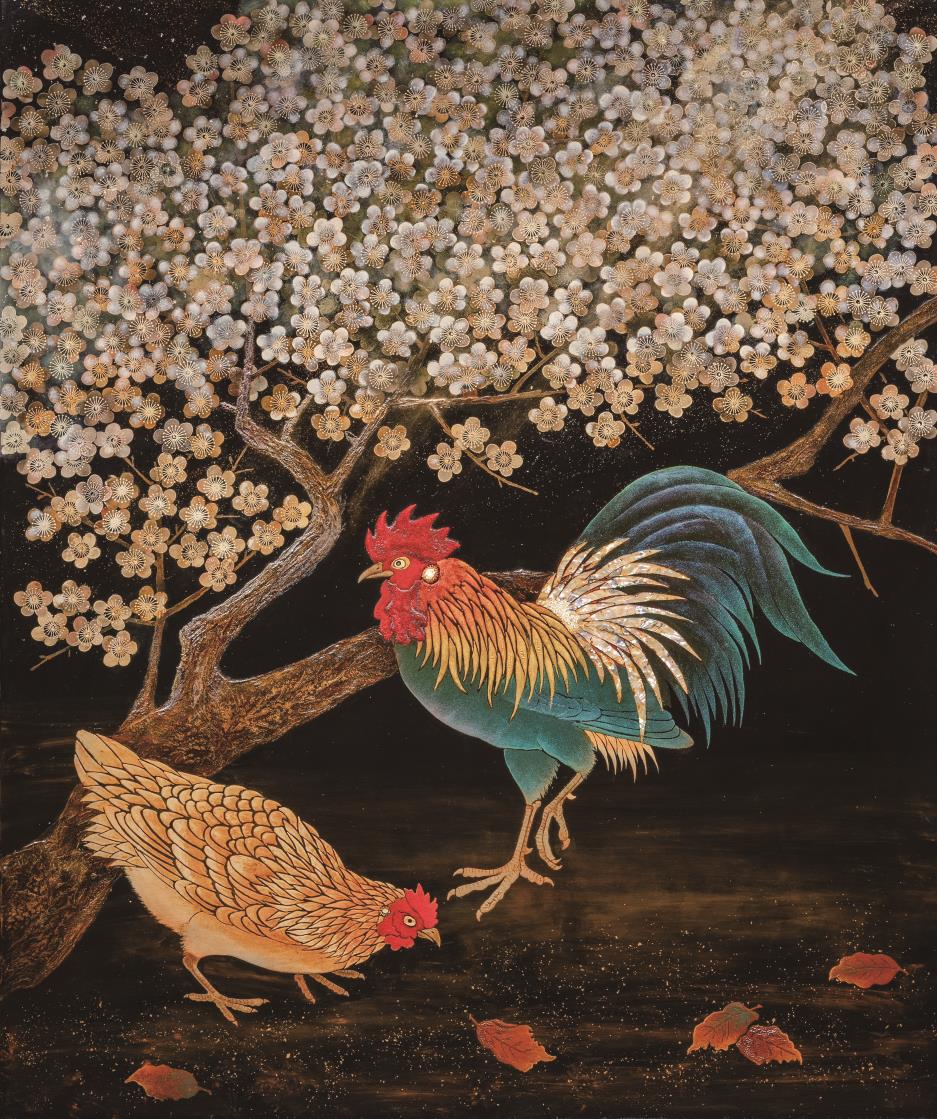 公鷄有紅色的鷄冠頭非常有活力在漂亮的白色梅花下跳舞