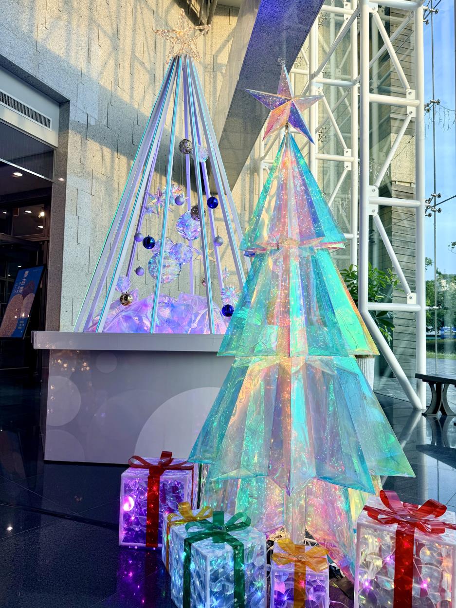 以光芒造型的鏤空樹體呈現絢爛幻彩