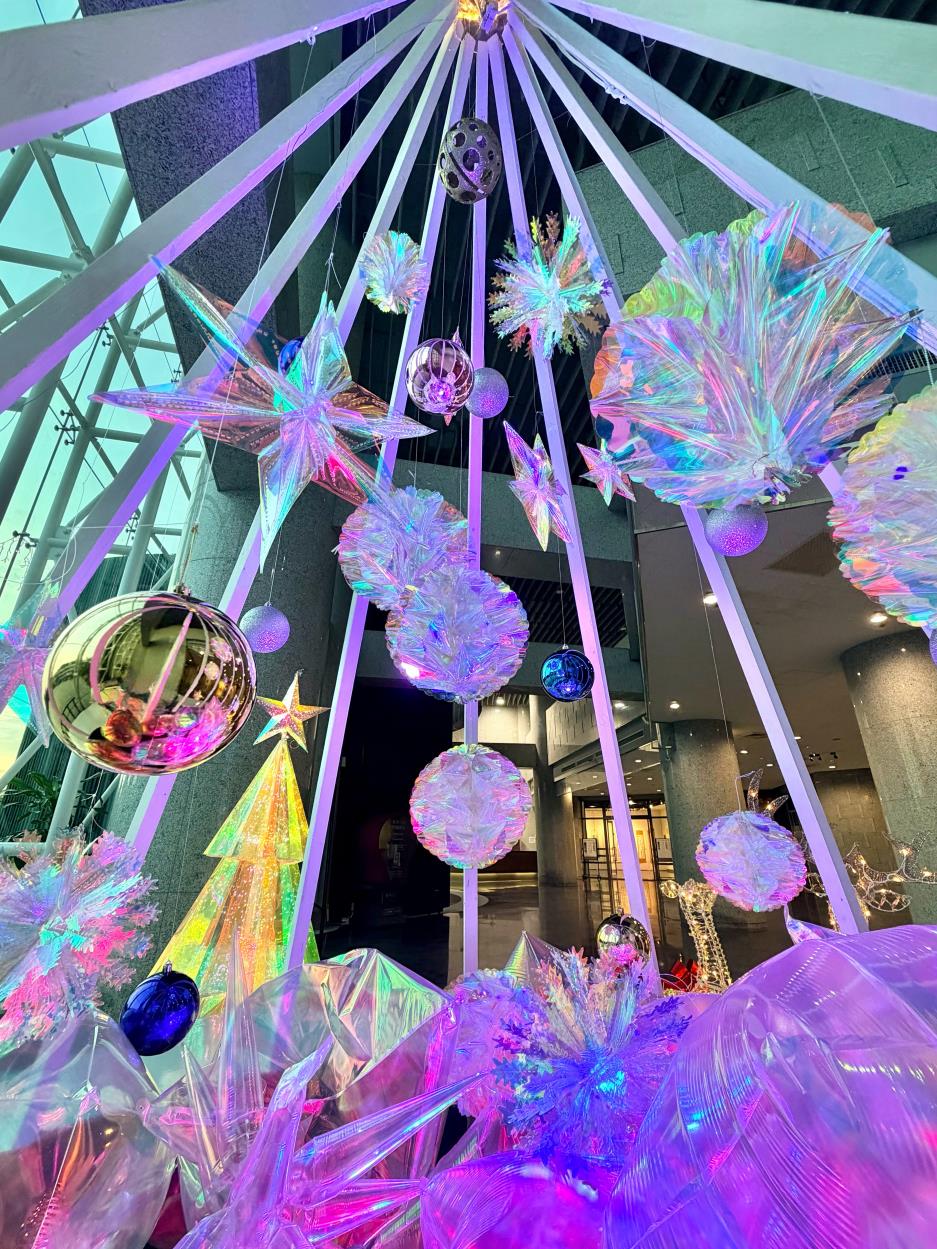 樹上懸掛象徵幸福的星願