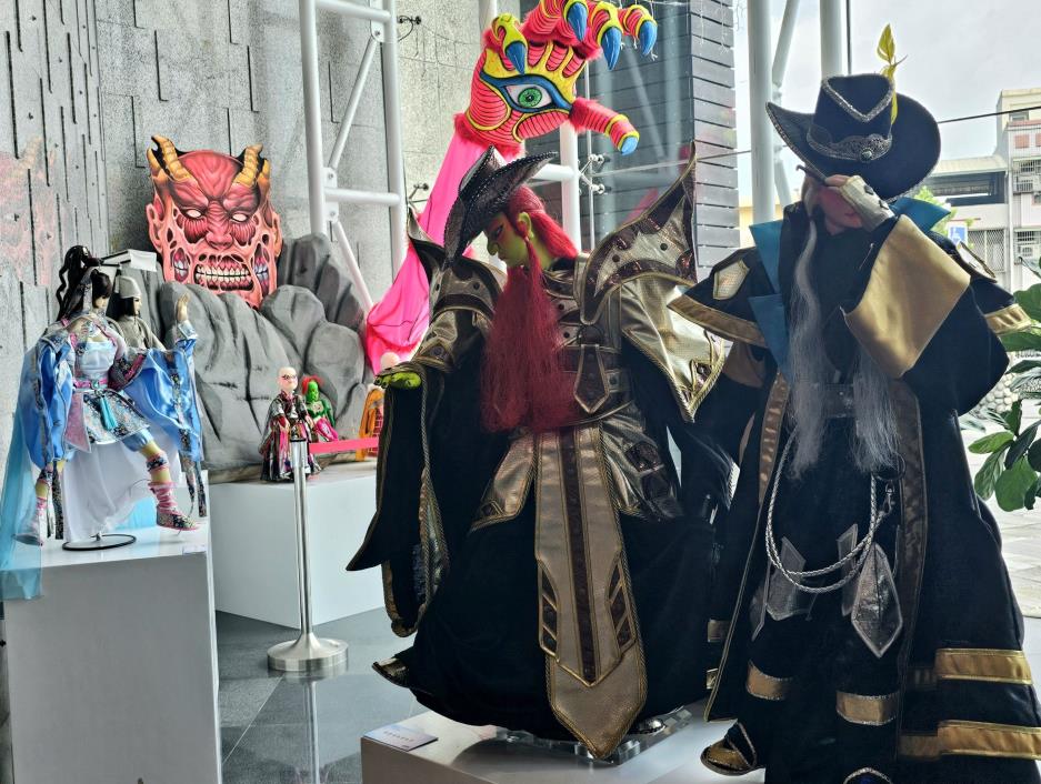 本次戲偶遇科技｜《聖劍風雲三》特色戲偶展 展出特色角色作品，呈現戲偶雕刻的精緻工藝與不同角色的造型特色。