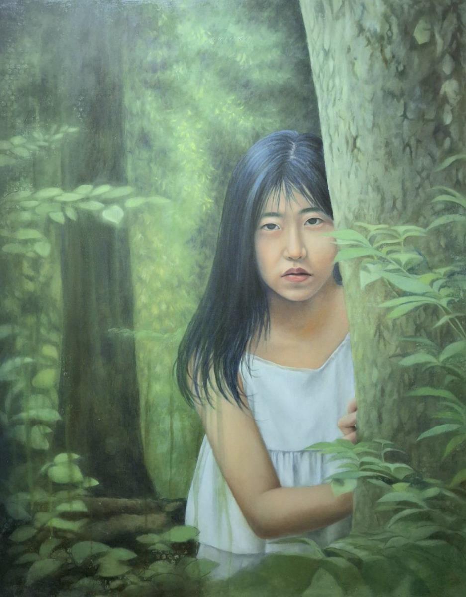 有小女孩躲在樹後面感覺在一個很大的森林