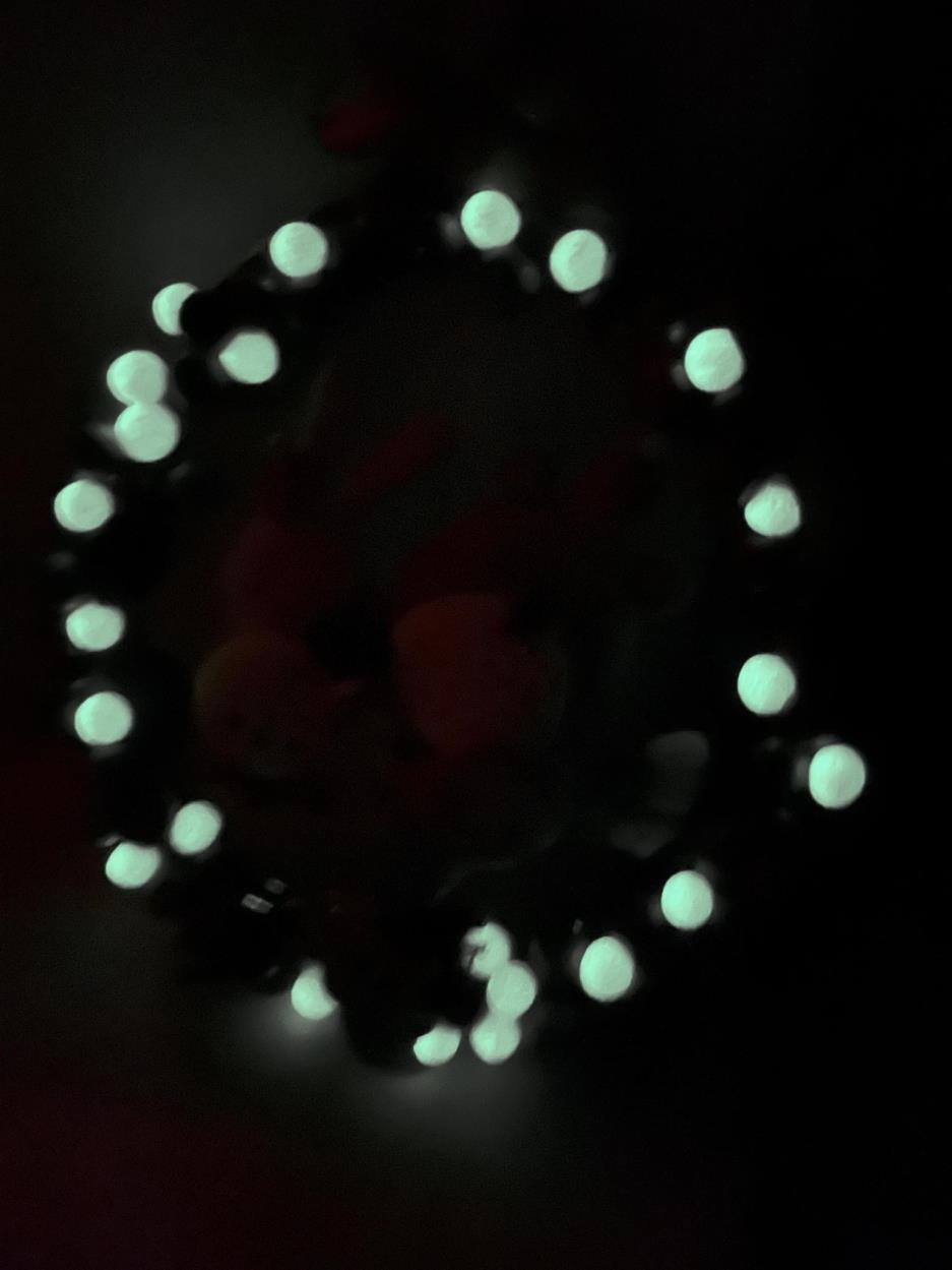 這次將聖誕花圈加上特別的夜光土，讓聖誕節看似可愛卻帶神秘感效果，白天夜光不同感受，一起來親子手作將花圈帶回家吧！