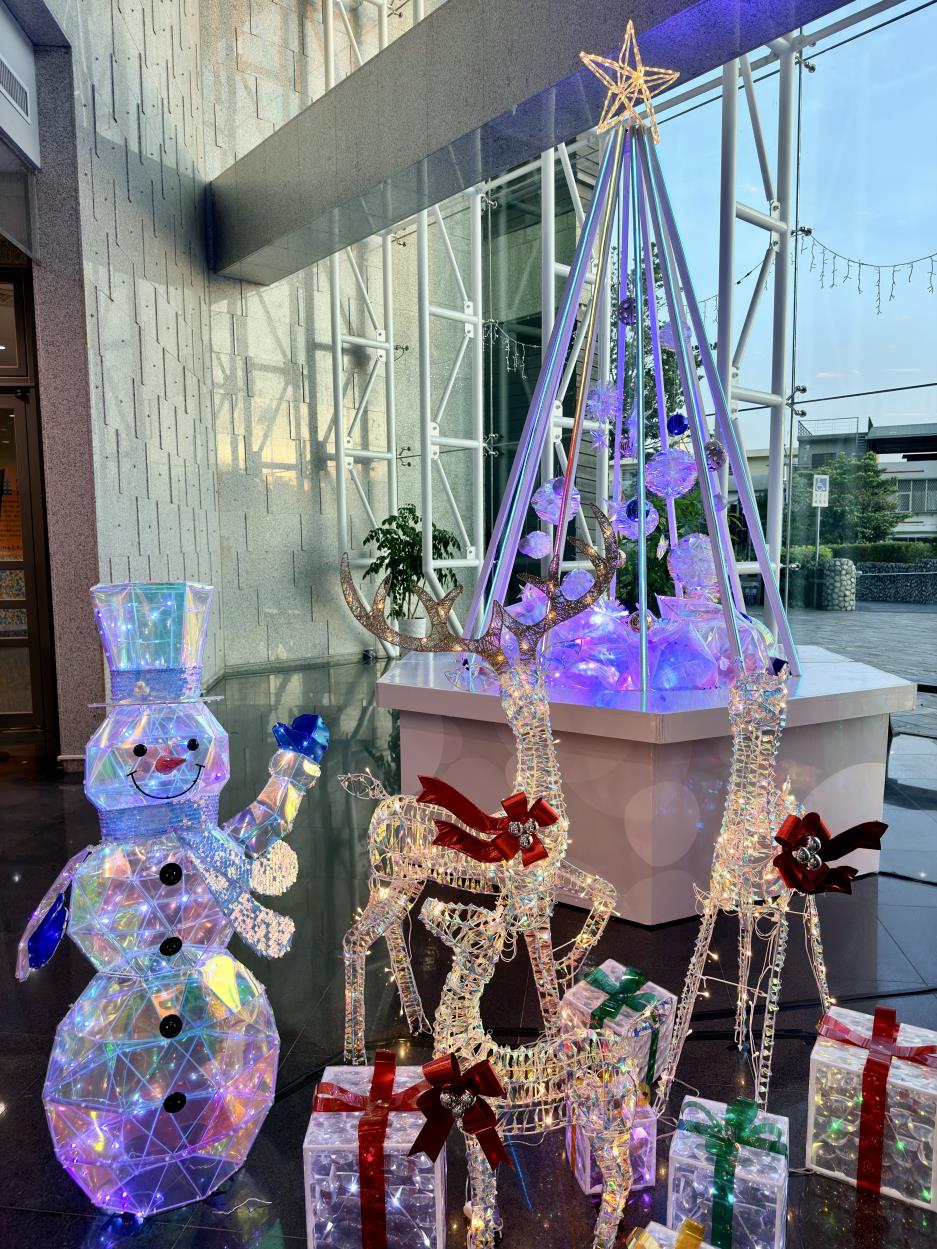 麋鹿與雪人玩耍的可愛畫面