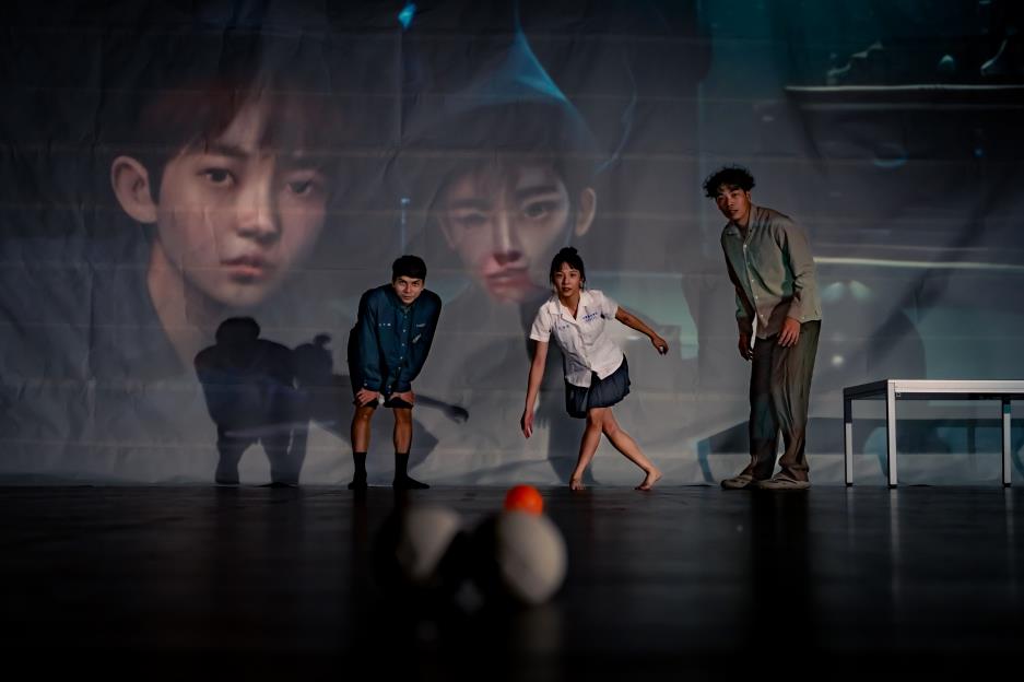 黃子溢 × 薛祖杰 × 戴孜嬣 共同創作，一場跨世代的青春記憶劇場實驗。