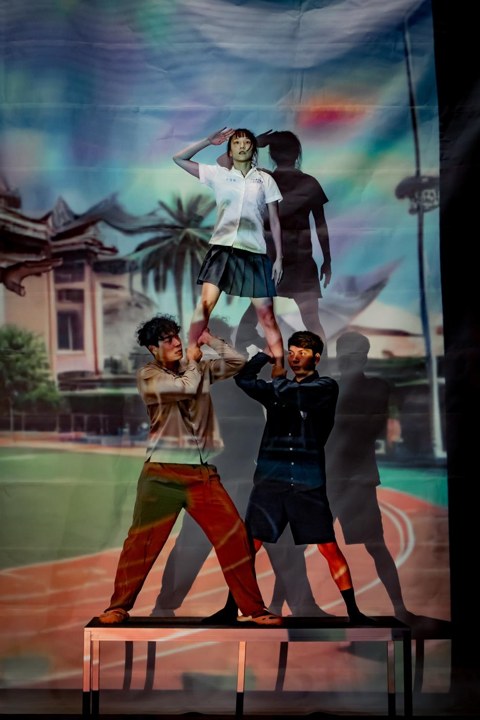 即時攝影 × AI 影像生成，舞者與觀眾的身影皆可能被即時捕捉，AI生成影像於舞台投影流動——Z世代 × 銀髮世代，在同一時空展開情感對話。