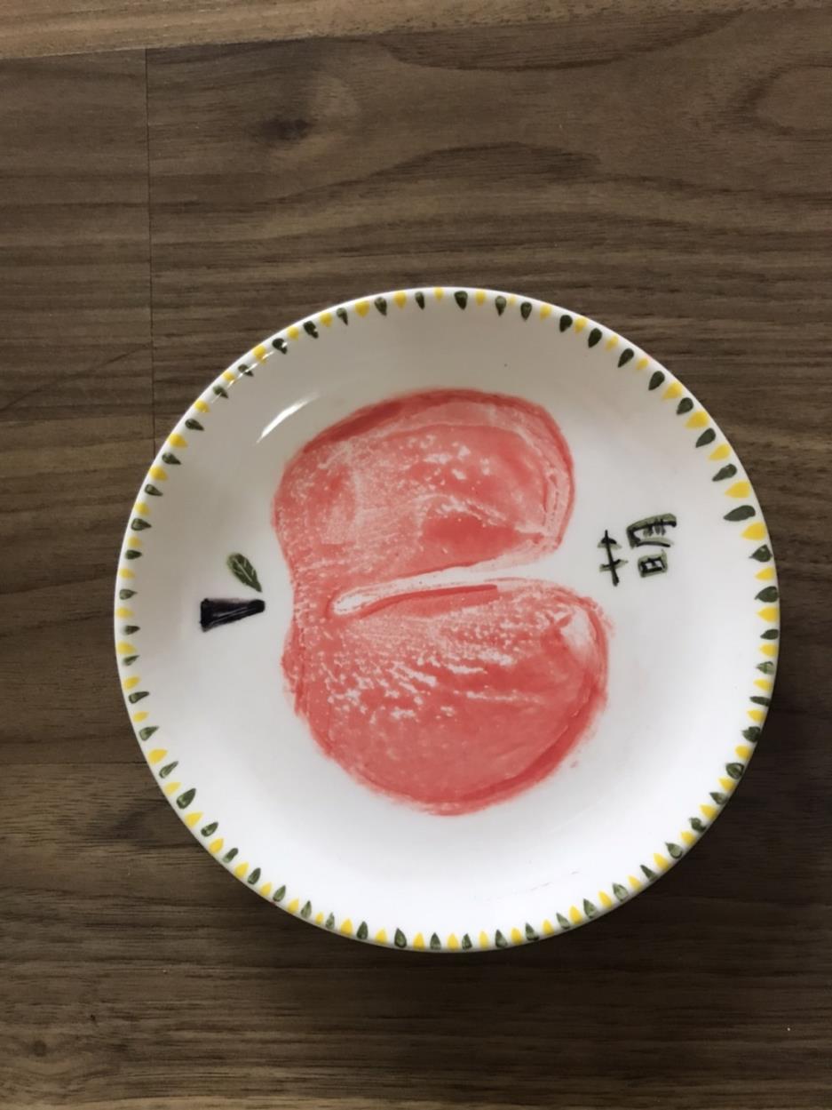 將寶貝小腳ㄚ、小手手或小屁屁上色拓印，印完後即可加工彩繪～～