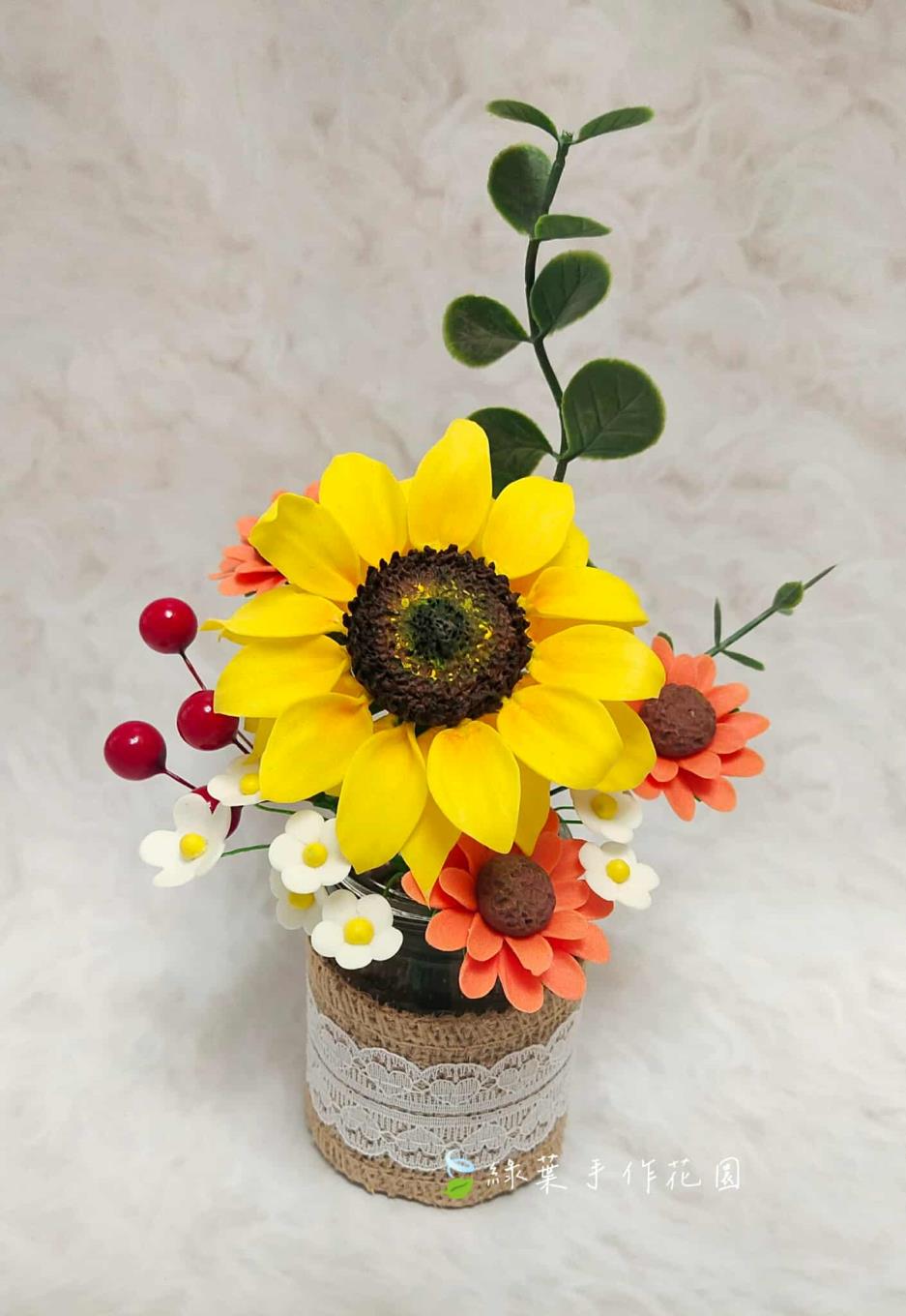 從花朵的塑形、色彩的搭配，到瓶身的細緻裝飾，每一個步驟，都是將心意慢慢捏塑而成。