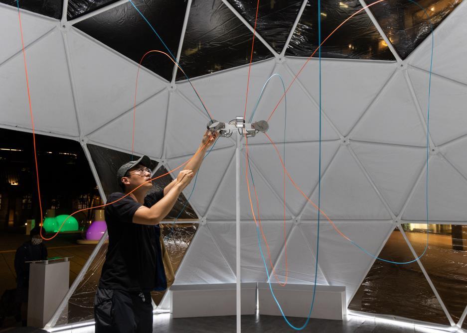 碩士畢業於英國皇家藝術學院與倫敦帝國學院的創新設計工程，曾於福斯汽車集團亞洲未來中心擔任設計工程師，現為實踐大學兼任講師。