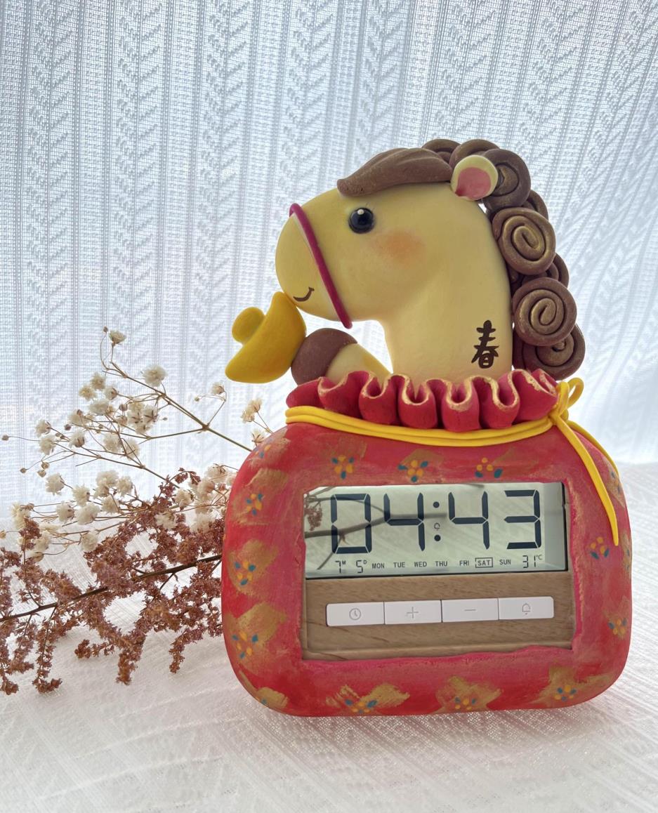 金紅喜氣的錢袋設計， 寓意新的一年財源滾滾、好運連連。 祝福大家在馬年一帆風順、行大運， 福氣滿滿迎新春 