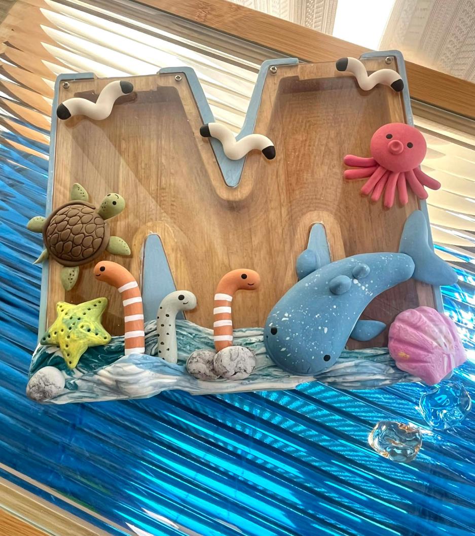 　　這是一場屬於夏天的小小假期，貝殼、海星、海龜和鯨魚，一起陪伴著快樂的海邊時光