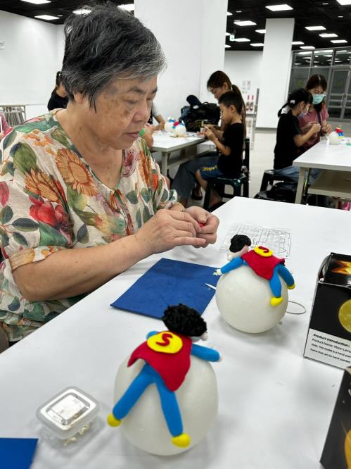 透過黏土塑型與色彩搭配完成作品