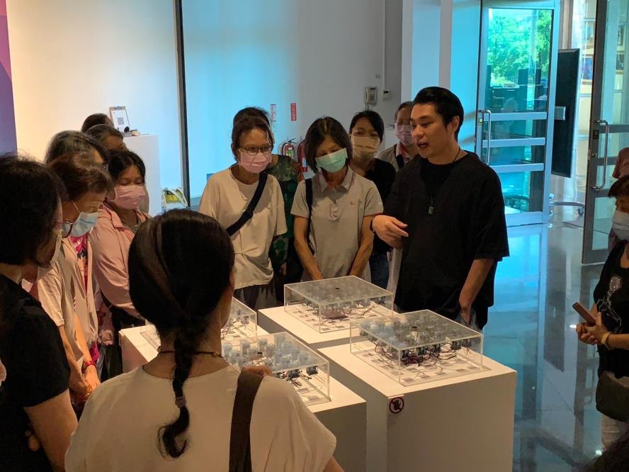 「藝翔奇境─科技跨藝特展」開幕式活動，由策展人邱誌勇教授解說作品《夏2.0》的模擬聲響。