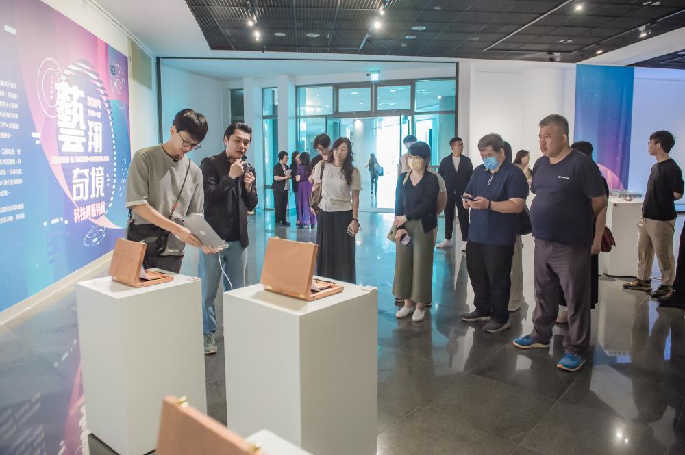 「藝翔奇境─科技跨藝特展」開幕式活動，由策展人邱誌勇教授現場解說。