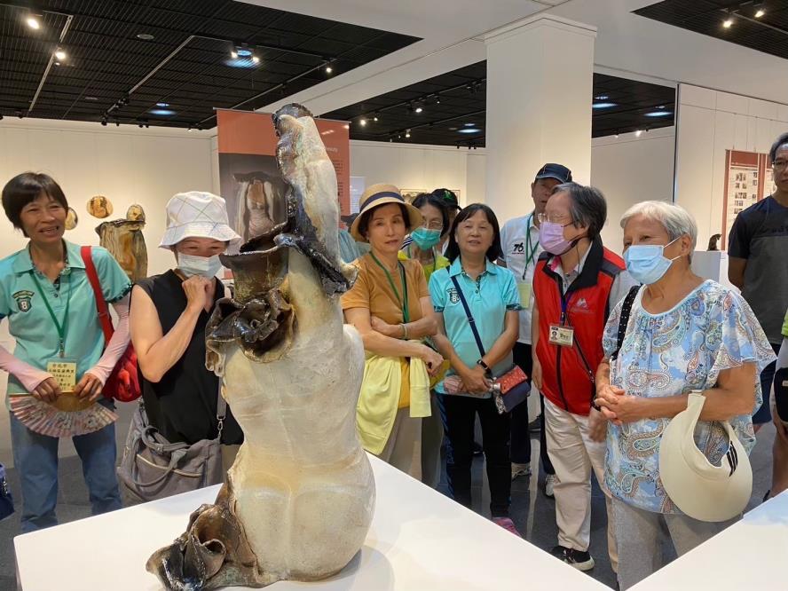 民眾欣賞藝術品