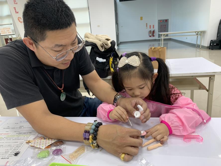 小朋友動手製作仿真的巧克力南瓜杯子蛋糕