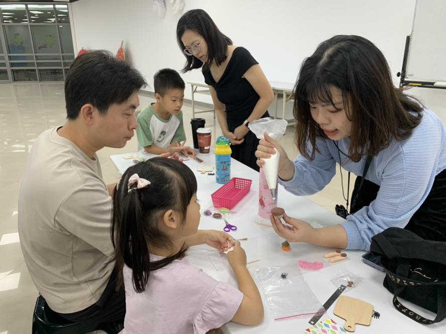 老師教導學員如何擠出奶油餡