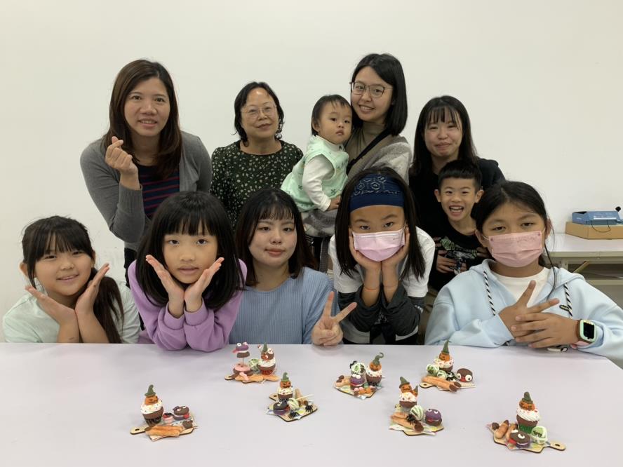 「萌怪下午茶黏土點心盤」研習大合照