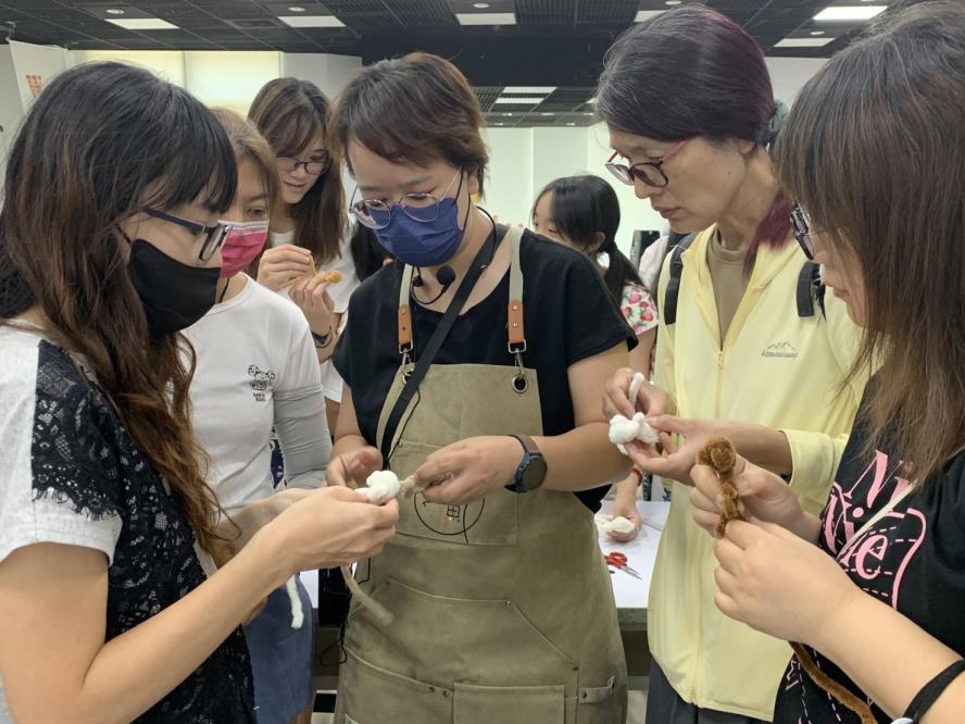 老師教導學員調整作品細節