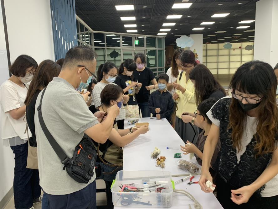 學習如何彎折與塑形，打造狗狗骨架