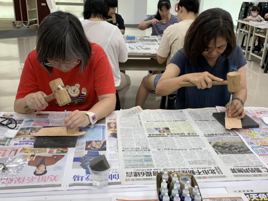 借由木槌及工具等，打印出自己的專屬皮革