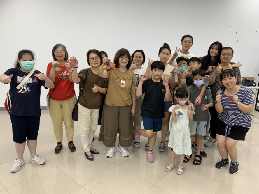 假日研習「包你粽吊飾」，學員動手做小巧可愛的「包你粽」，大合照
