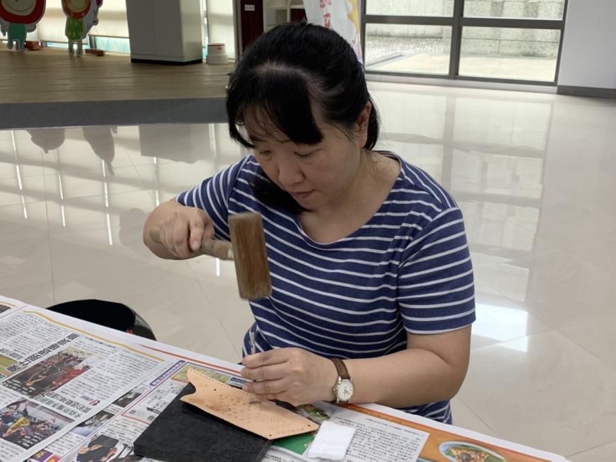 6月端午佳節，動手來做小巧可愛的「包你粽」吊飾，親手打印皮革