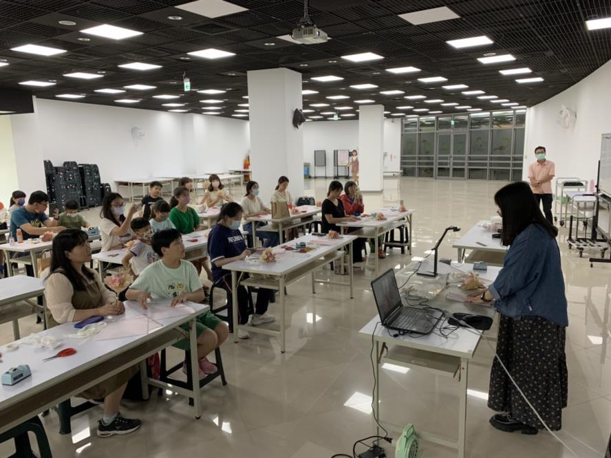 母親節小花束上課情形，老師講述作品製作過程
