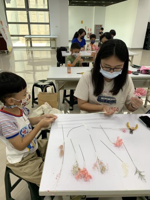 親子一起動手做小花束，滿滿的溫馨感