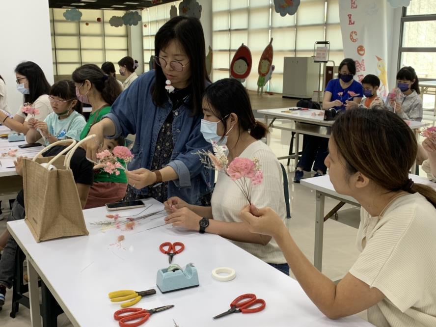 老師教導學員製作花束，給予學員指導