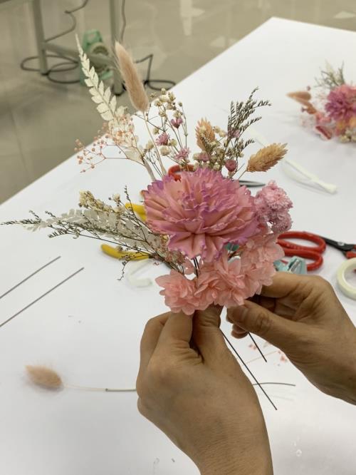 索拉花康乃馨配上不同品種的乾燥花，組合成小花束