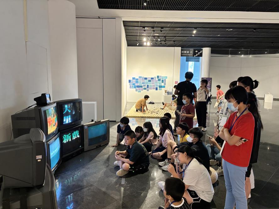 區藝文中心邀請南台中家扶中心學童參與藝文體驗活動 並參觀科技特展作品《大里樹下》