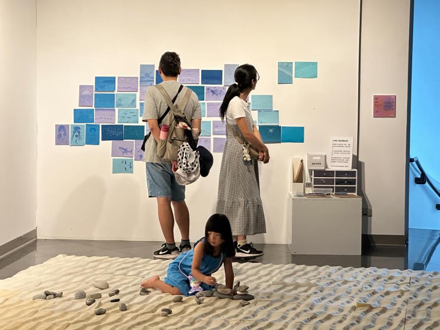 屯區藝文中心辦理超日常詩篇_2025科技跨藝特展，吸引許多民眾行參訪並體驗互動裝置，其中作品《海攤》十分受到親子喜愛