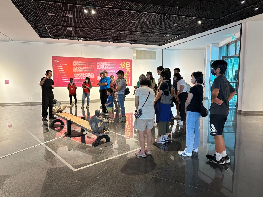 屯區藝文中心於7月19日辦理專家導覽活動，由策展人邱誌勇教授講解作品《拉扯》
