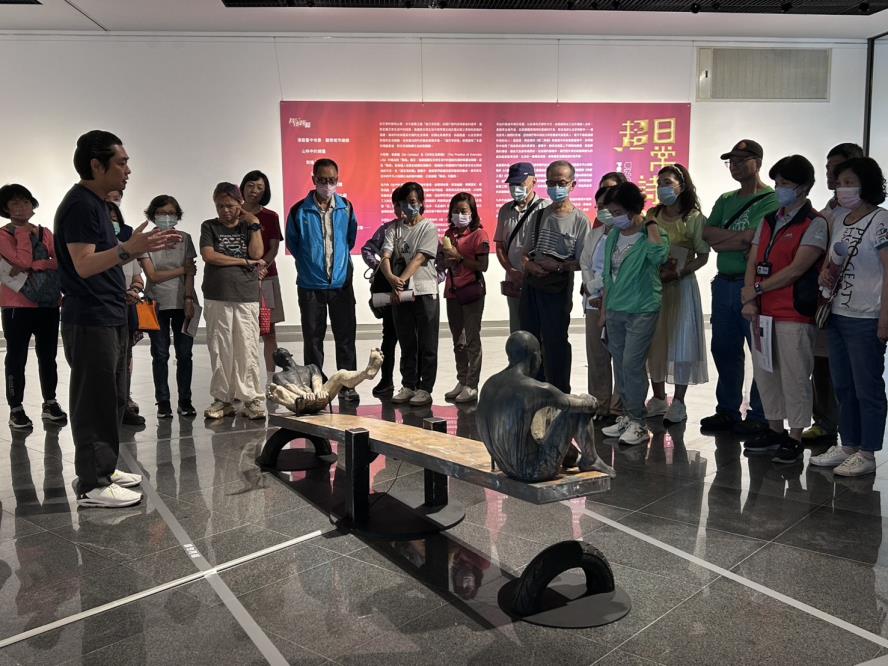 屯區藝文中心於6月27日辦理志工導覽專場活動，由策展人邱誌勇教授講解作品《拉扯》