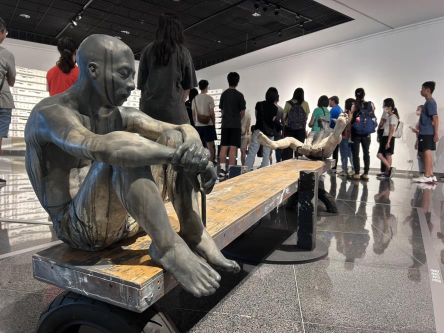 區藝文中心辦理超日常詩篇_2025科技跨藝特展，吸引許多民眾行參訪並體驗互動裝置.