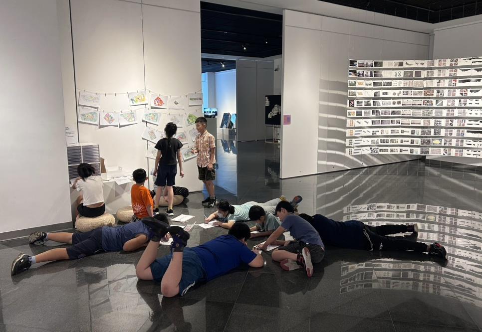 屯區藝文中心辦理超日常詩篇_2025科技跨藝特展，吸引許多學童於互動彩繪區進行創作