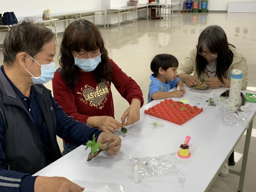 用冷瓷土塑形，創造栩栩如生的鹿角蕨葉片