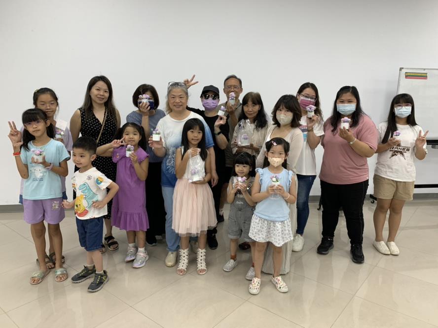 「在掌心裡長出一座小森林:毛翠滴玉黏土盆栽手作」研習大合照