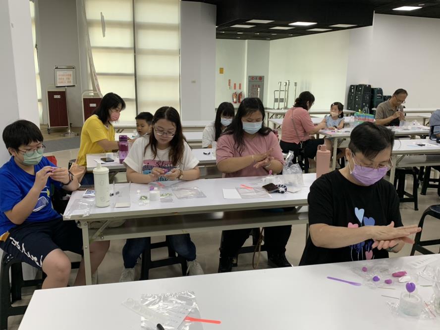 學員透過黏土，捏製出「毛翠滴玉」多肉。