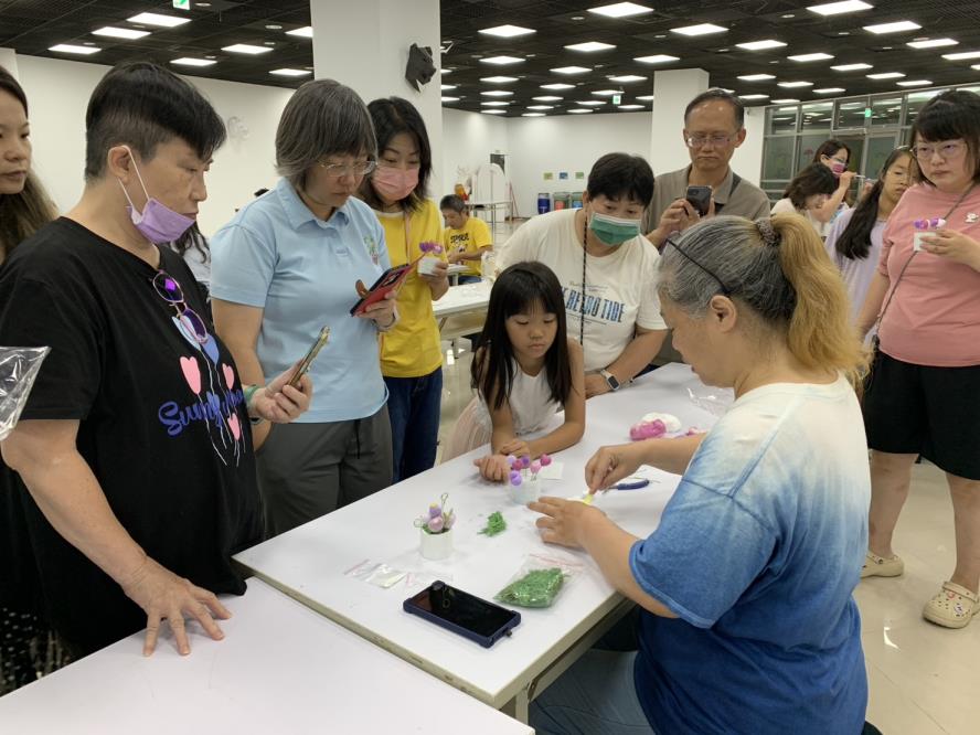 上課的學員專心地聽老師講解內容