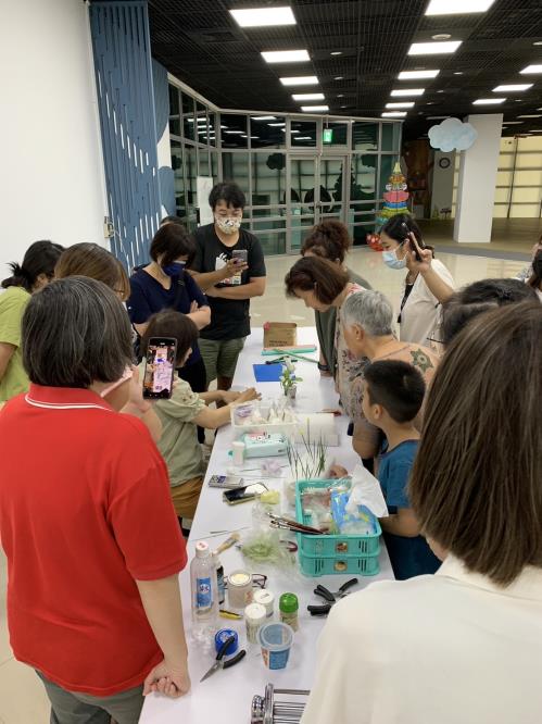 學員觀看海芋製作方法，做出仿真的海芋