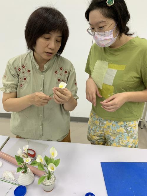 老師教導學員海芋如何製作