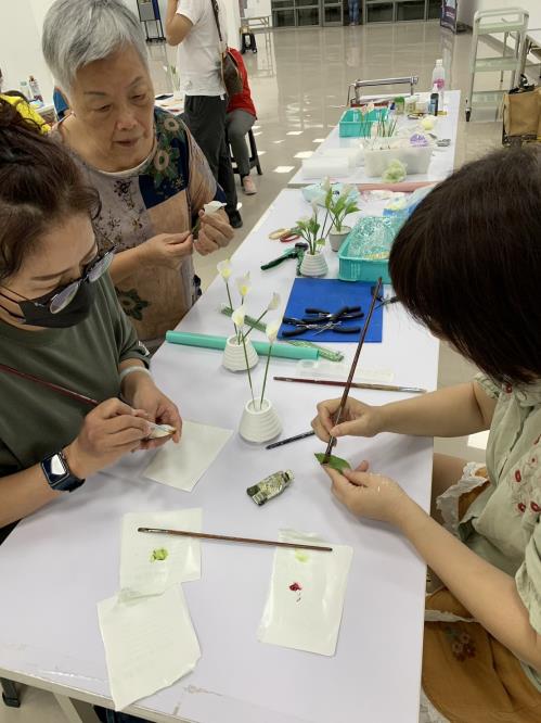 老師教導示範葉片製作，做出仿真的葉片