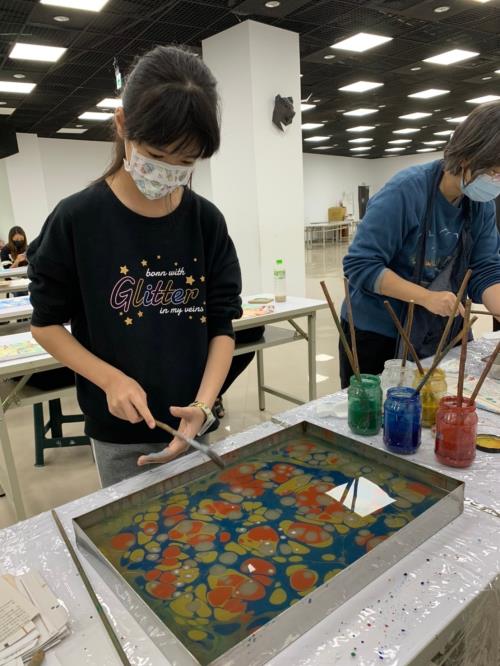 將浮於水面的色彩圖案轉印至紙張及杯墊上，成為日常生活的小品。
