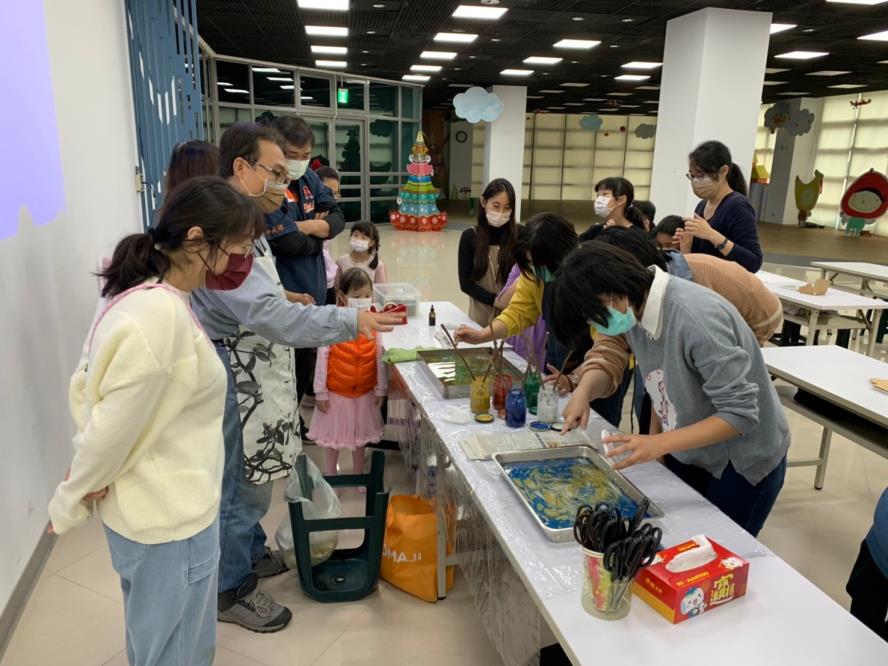 透過特殊調製的畫水搭配天然的顏料及玫瑰枝畫筆