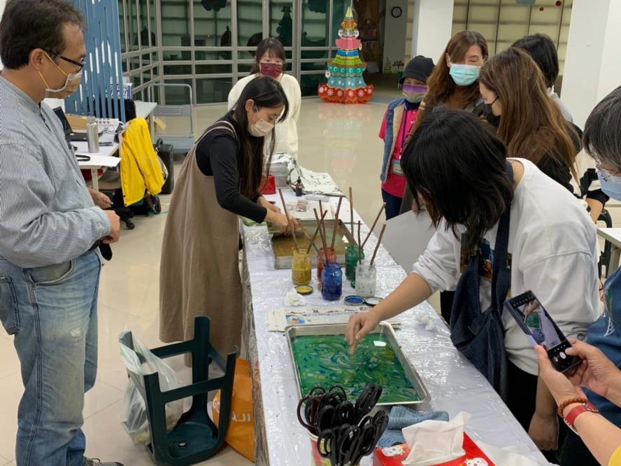 學員浮水畫製作中，加入特殊調製的畫水